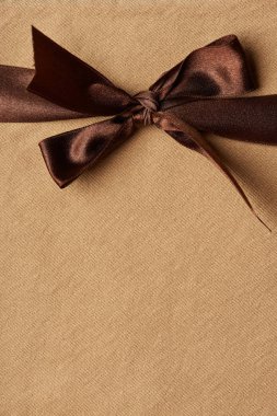 sarı arka plan üzerinde kahverengi şerit