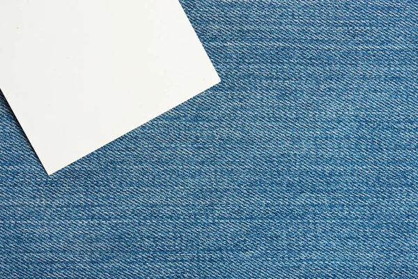 Белая бирка на светло-синем фоне джинсов — стоковое фото