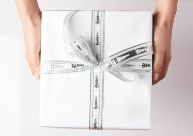 El ele tutuşarak beyaz hediye kutusu