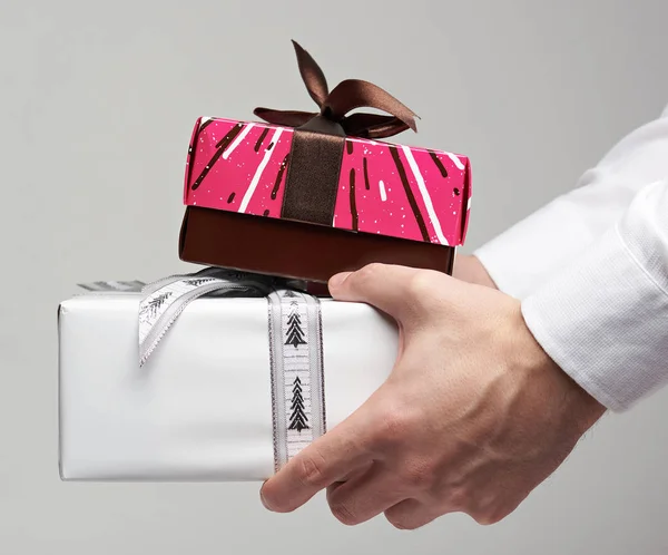 Närbild av gåva lådor i hand — Stockfoto