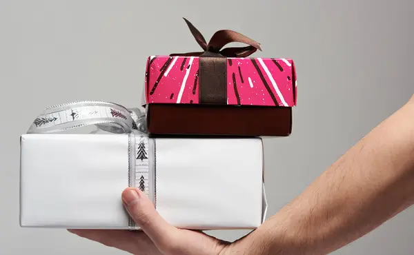 Sostenga las cajas de regalo de remolque — Foto de Stock