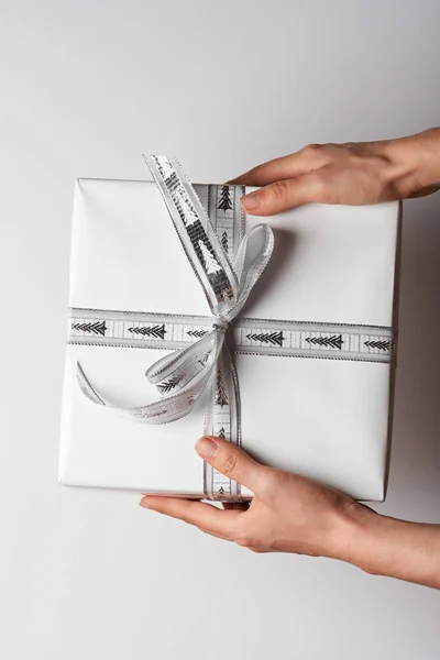 En stor vit närvarande presentbox — Stockfoto