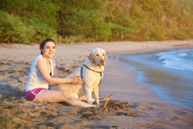 Labrador köpek ile gülümseyen kız