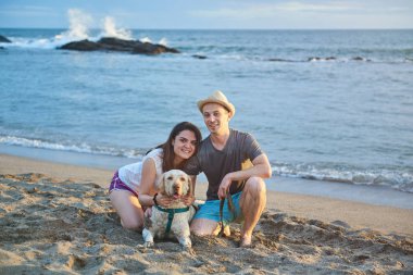 Labrador köpek ile Çift