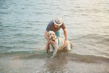 Adam labrador köpek su ile