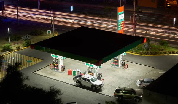 Gasolinera en ciudad nocturna — Foto de Stock