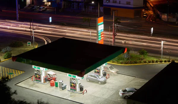 Auto-estrada com posto de gasolina — Fotografia de Stock