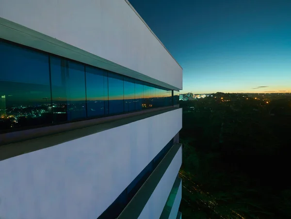 Kontorsbyggnad vid solnedgången ljus — Stockfoto