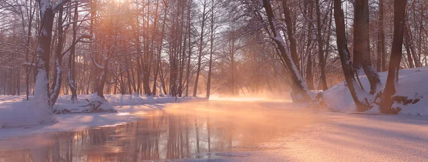La lumière du soleil éclaire la neige blanche et la glace à travers le brouillard — Photo