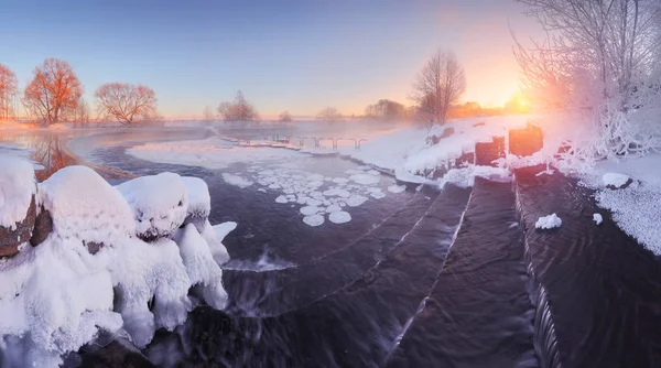 Zimowy wschód słońca w parku — Zdjęcie stockowe