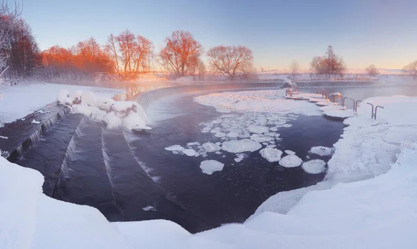 Waterval in het park in de winter — Stockfoto