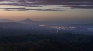 Managua cityscape alacakaranlıkta zaman