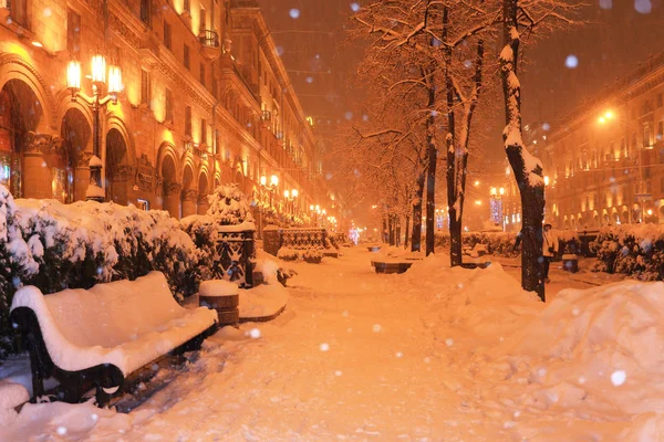 Queda de neve no centro da cidade à noite — Fotografia de Stock