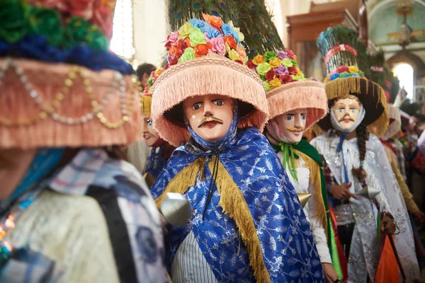 Mensen in grote kleurrijke masker — Stockfoto