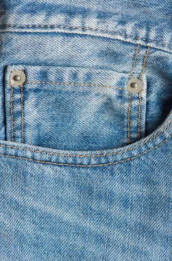 Mini mavi kot pantolon cebinde