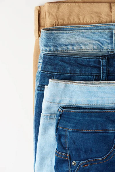 Pila de jeans coloridos — Foto de Stock
