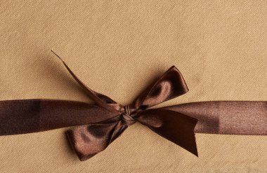 sarı arka plan üzerinde kahverengi şerit