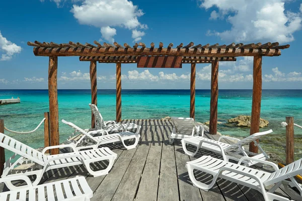 白い椅子と木製の桟橋 — ストック写真