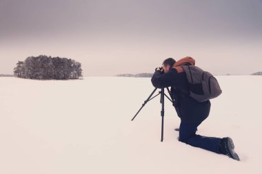 Adam karda kamera ile fotoğraf olun