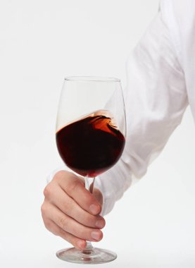 kırmızı şarap cam tutan el