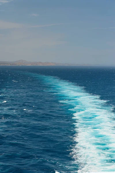 Rastreamento de navio de cruzeiro no mar — Fotografia de Stock