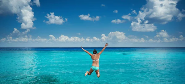 Gelukkige vrouw sprong naar de Caribische zee — Stockfoto