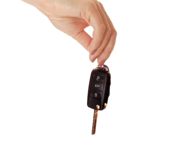 Arabanın anahtarını elinde beyaz arka plan üzerinde izole — Stok fotoğraf