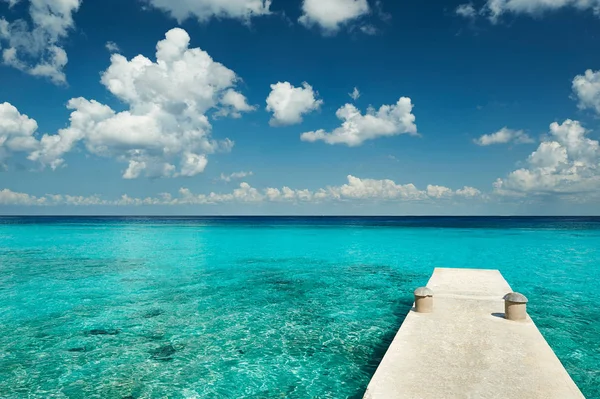 Muelle blanco en agua azul — Foto de Stock