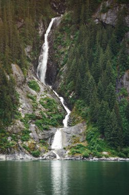 Alaskan fiyortları yüksek şelale