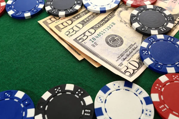 Dollars en chips op casino van de groene tabel closeup — Stockfoto