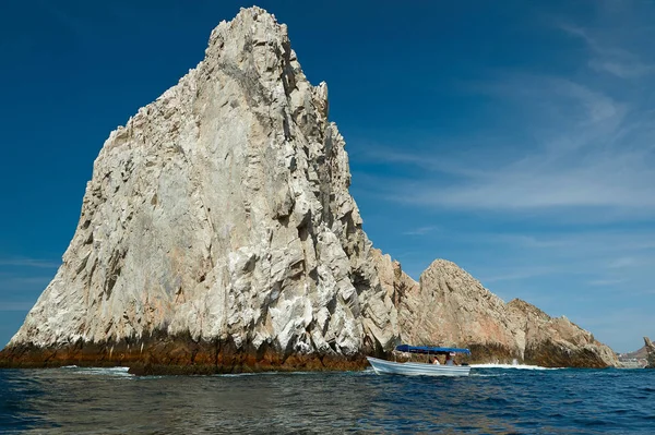 Barco perto de rocha grande — Fotografia de Stock