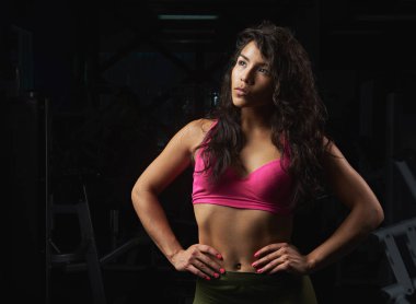 Spor salonunda İspanyol sıska kadın portresi