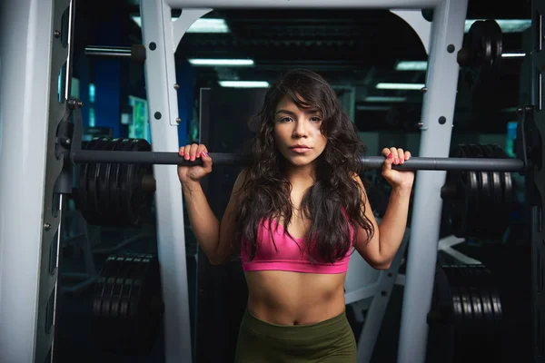 Sportieve vrouw hijs barbell — Stockfoto