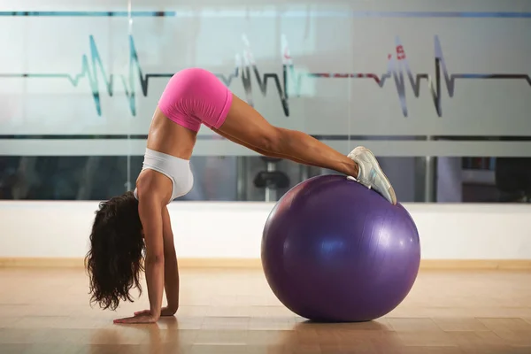 Ćwiczenia fitness w pilates — Zdjęcie stockowe