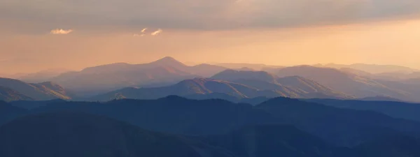 Lata słońca w górach — Zdjęcie stockowe