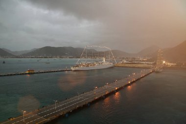 Yat Limanı üzerinde bulutlu