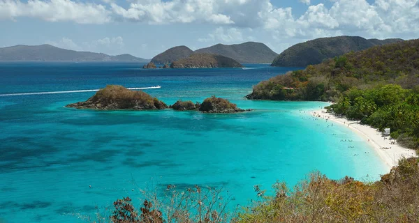 Paradise beach on caribbean island — Stock Photo, Image