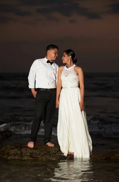 Nevěsta a ženich na sobě — Stock fotografie