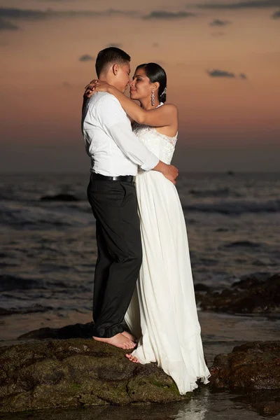 Hispânico jovem casal beijando na praia — Fotografia de Stock