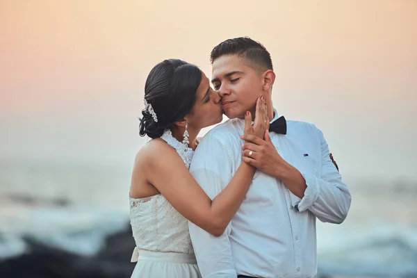 Retrato de beijar casal hispânico — Fotografia de Stock