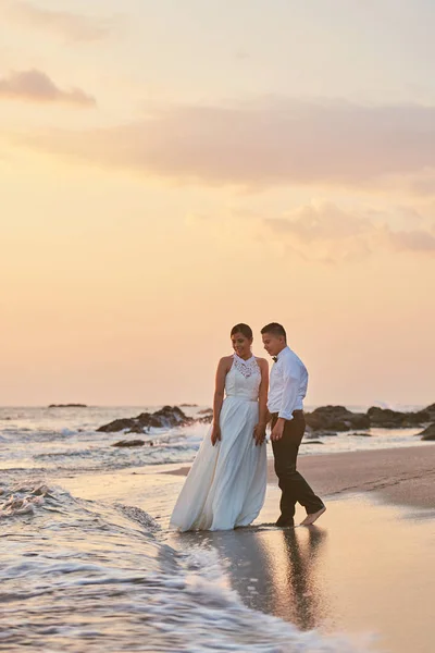 美しい夕日を背景に結婚されていたカップル — ストック写真