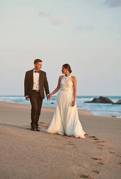 Noiva e noivo andando na praia — Fotografia de Stock