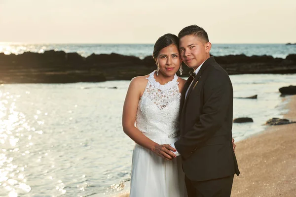 Portrét mladého hispánské manželský pár — Stock fotografie