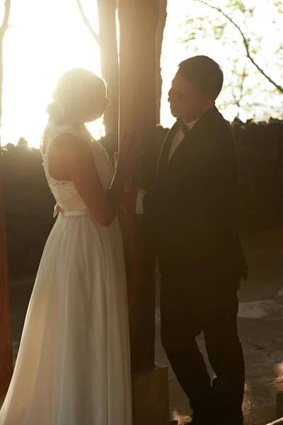 Bruid en bruidegom in romantische zonnige dag — Stockfoto