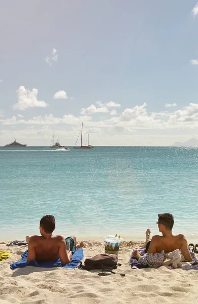 Twee man op strand op zonnige dag — Stockfoto