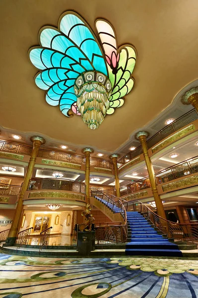Hoofdingang hall in Disney cruiseschip — Stockfoto