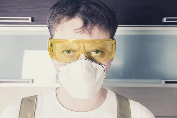 Rosto do trabalhador protegido por óculos e máscara — Fotografia de Stock