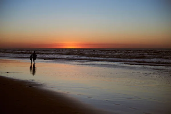 Padre e hijo de pie en el fondo de la playa —  Fotos de Stock