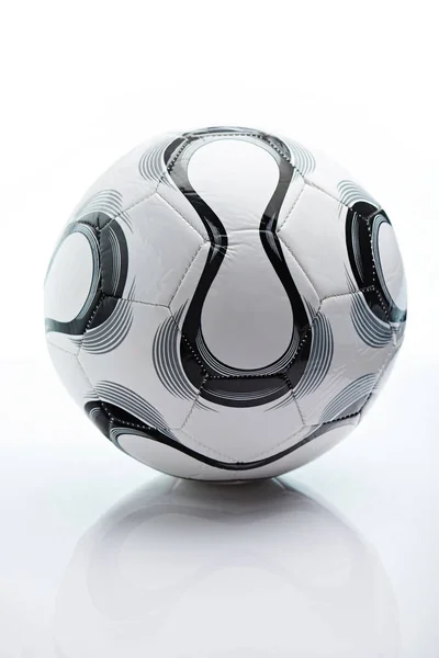 Bola de futebol no fundo branco — Fotografia de Stock