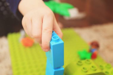 Oluşturucu ile oynayan çocuk